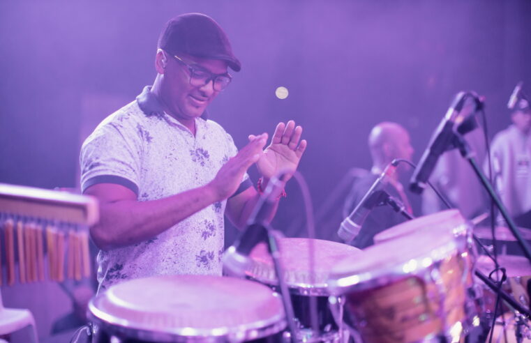 El Poderoso Ritmo de Pablo Mancilla: Herencia de Timbiquí Anuncia su Destacado Percusionista